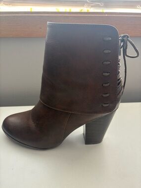 Women's Brown Lace-Up Back Block Heel Ankle Boot